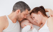 mit baby kuscheln