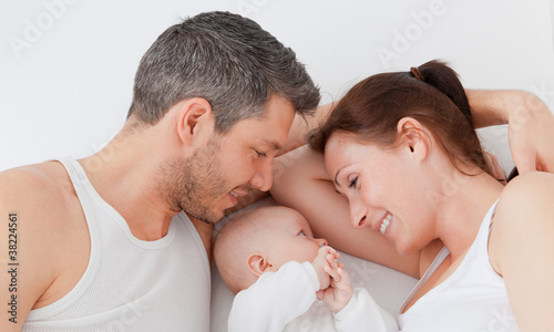 Foto: mit baby kuscheln mit baby kuscheln