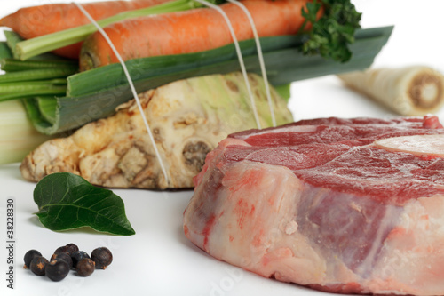 Foto: Suppengemüse und Rinderbeinscheibe Suppengemüse und Rinderbeinscheibe