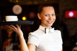 Foto: Portrait of young waitress holding a tray Portrait of young waitress holding a tray