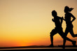 Foto: Young couple run together on a sunset Young couple run together on a sunset