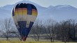 mongolfiera a terra in paesaggio alpino