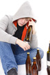 Junger Alkoholiker mit Bierflaschen