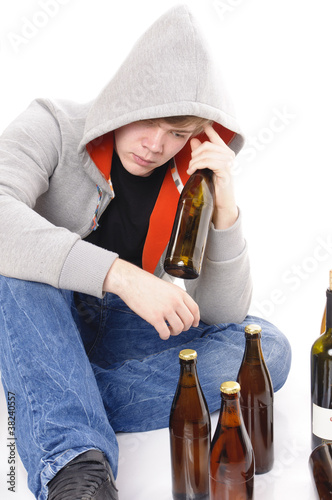 Photo: Junger Alkoholiker mit Bierflaschen Junger Alkoholiker mit Bierflaschen