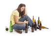 Junge Alkoholikerin auf dem Boden