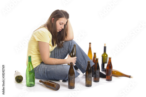 Photo: Junge Alkoholikerin auf dem Boden Junge Alkoholikerin auf dem Boden