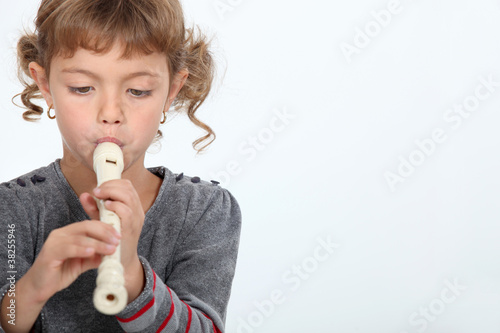 Foto: Girl playing a recorder Girl playing a recorder