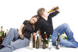 Zwei Jugendliche beim Trinken