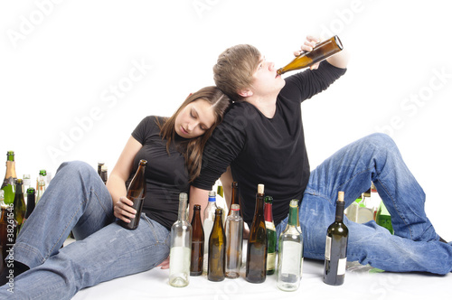 Photo: Zwei Jugendliche beim Trinken Zwei Jugendliche beim Trinken
