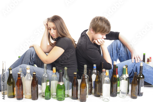 Photo: Zwei Jugendliche beim Trinken Zwei Jugendliche beim Trinken