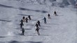 Gruppe fährt Ski