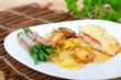 Hähnchenschnittel Toscana an Bratkartoffeln und Bohnen