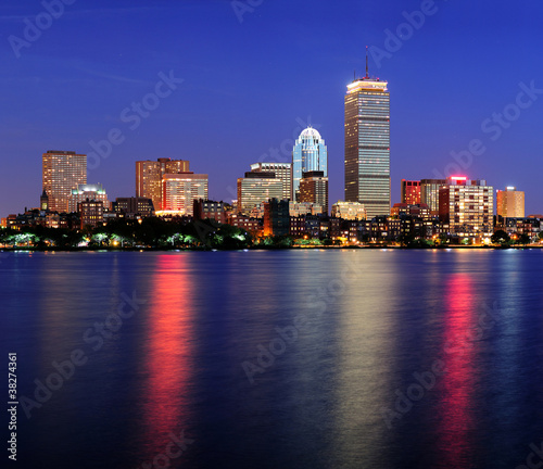Foto: Boston city skyline at dusk Boston city skyline at dusk
