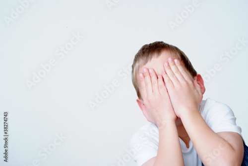 Photo: Junge verbirgt Gesicht Junge verbirgt Gesicht