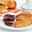 Foto: Croissant mit Konfitüre Croissant mit Konfitüre