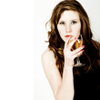 jeune femme buvant du champagne