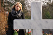 Frau trauert auf Friedhof