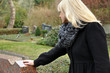Frau trauert auf Friedhof
