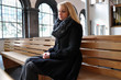 Junge Frau in Kirche