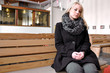 Junge Frau in Kirche