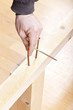 Foto: Handwerker bei der Arbeit -Handwerker baut ein Familienbett Handwerker bei der Arbeit -Handwerker baut ein Familienbett