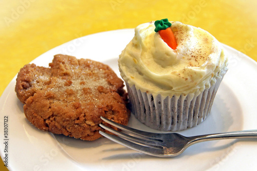 Photo: cupcake und cookie cupcake und cookie
