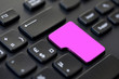 Clavier d'ordinateur noir, touche entrée rose Clavier d'ordinateur noir, touche entrée rose