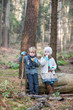Kinder im Wald
