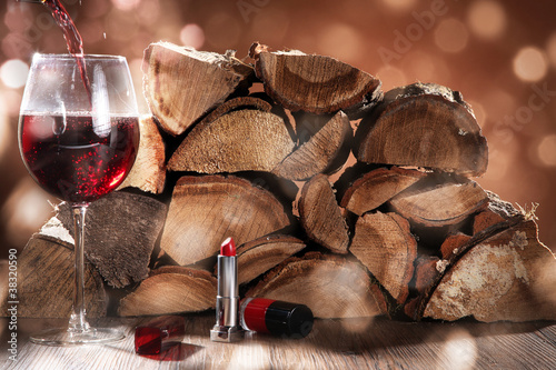 Photo: Rotwein, Lippenstift und Feuer Holz Rotwein, Lippenstift und Feuer Holz