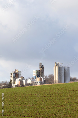 Photo: Fabrik mit Feld Fabrik mit Feld