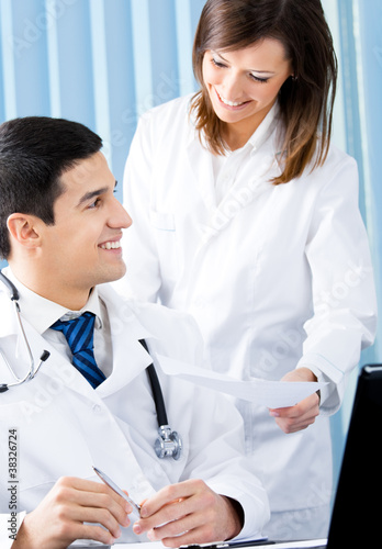 Foto: Two medical people working at office Two medical people working at office