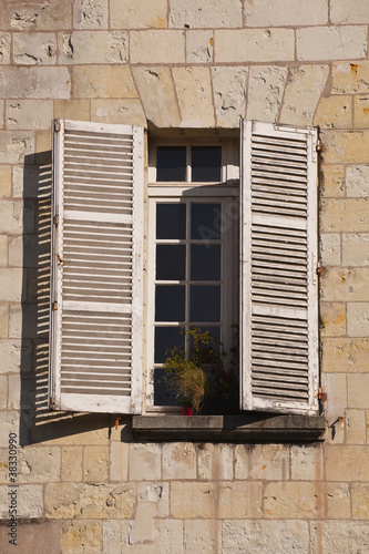 Foto: French shutters and windows in Vieux Tours, France French shutters and windows in Vieux Tours, France