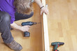 Foto: Handwerker bei der Arbeit -Handwerker baut ein Familienbett Handwerker bei der Arbeit -Handwerker baut ein Familienbett