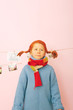 Pippi vor rosa Wand