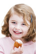 Photo: Bambina mentre mangia una frittella Bambina mentre mangia una frittella