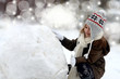 Mädchen mit großer Schneekugel