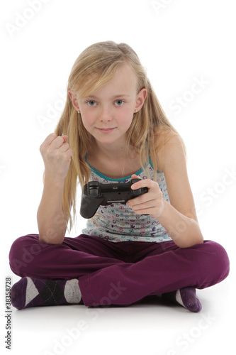 Photo: fillette jouant à un jeu vidéo fillette jouant à un jeu vidéo