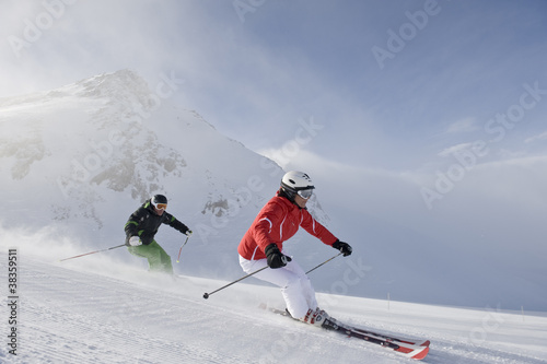 Foto: Skifahrer in extremen Abfahrt Position Skifahrer in extremen Abfahrt Position