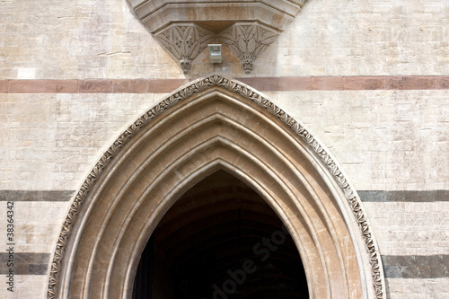 Photo: archway of an old gothic styled building in oxford, uk archway of an old gothic styled building in oxford, uk