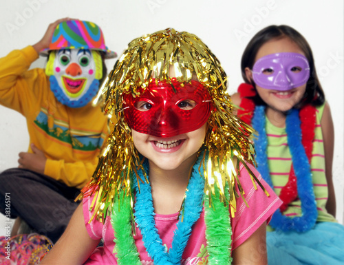Photo: Niños de carnaval fiesta y disfraz. Niños de carnaval fiesta y disfraz.