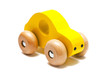 Gelbes Spielzeugauto aus Holz