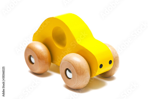 Photo: Gelbes Spielzeugauto aus Holz Gelbes Spielzeugauto aus Holz