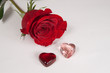 rote Rose und zwei Herzen Freisteller