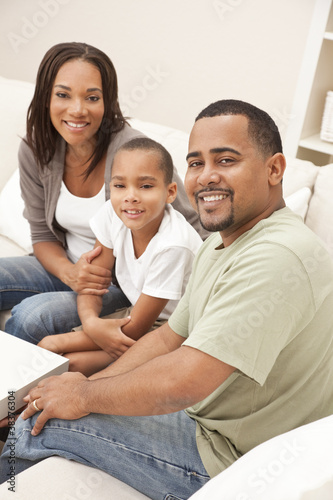 Foto: Happy African American Mother Father and Son Family Happy African American Mother Father and Son Family