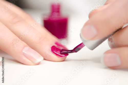 Foto: Lila Nagellack auftragen Lila Nagellack auftragen