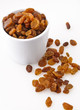 Raisins - uva passa con fondo bianco Raisins - uva passa con fondo bianco