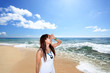 空を見上げ眩しそうにしている女性