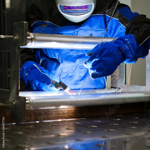 Foto: WELDER AT WORK (color toned image; shalow DOF) WELDER AT WORK (color toned image; shalow DOF)