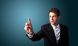 Foto: man pressing an imaginary button on bokeh man pressing an imaginary button on bokeh