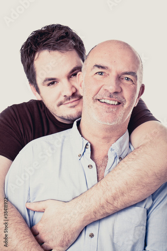 Photo: gay couple, frisch verliebte Männer umarmen sich gay couple, frisch verliebte Männer umarmen sich